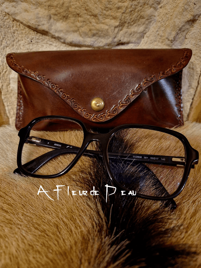 Étui à lunettes en cuir marron