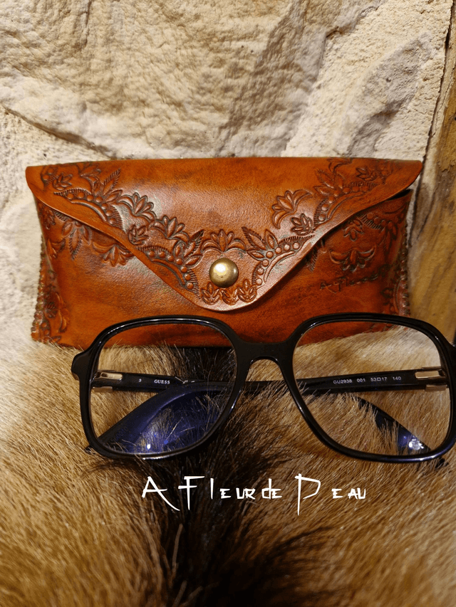 Étui à lunettes en cuir