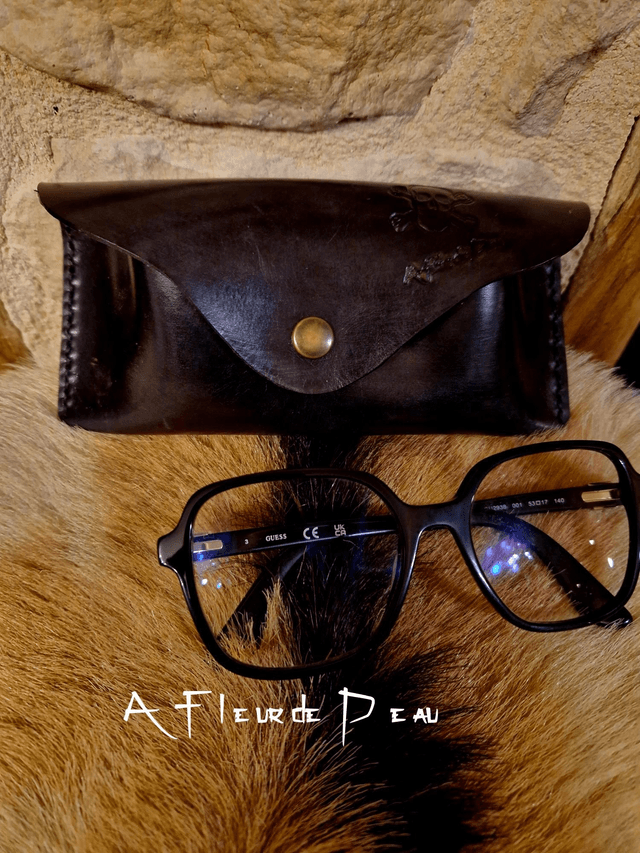 Étui à lunettes en cuir